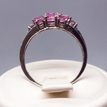 Carica l&#39;immagine nel visualizzatore di Gallery, Anello vintage inglese in oro bianco, diamanti e zaffiri rosa
