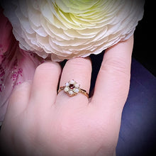 Carica l&#39;immagine nel visualizzatore di Gallery, Anello vintage con graziosissima margherita di granato e perle
