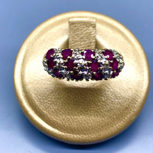 Carica l&#39;immagine nel visualizzatore di Gallery, Anello vintage bombè con rubini e diamanti

