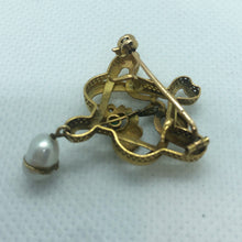 Carica l&#39;immagine nel visualizzatore di Gallery, Spilla primi ‘900 in oro 18 carati di provenienza italiana con tre rosette di diamanti, uno smeraldo ed una perla
