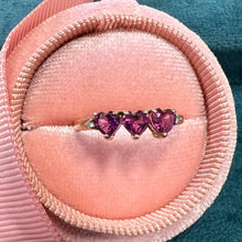 Carica l&#39;immagine nel visualizzatore di Gallery, Anello in oro giallo, ametiste taglio a cuore e brillanti
