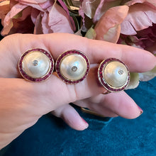 Carica l&#39;immagine nel visualizzatore di Gallery, Anello e orecchini in parure anni ‘40 con perle, rubini e diamanti
