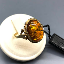 Carica l&#39;immagine nel visualizzatore di Gallery, Anello vintage in oro con ambra ovale cabochon
