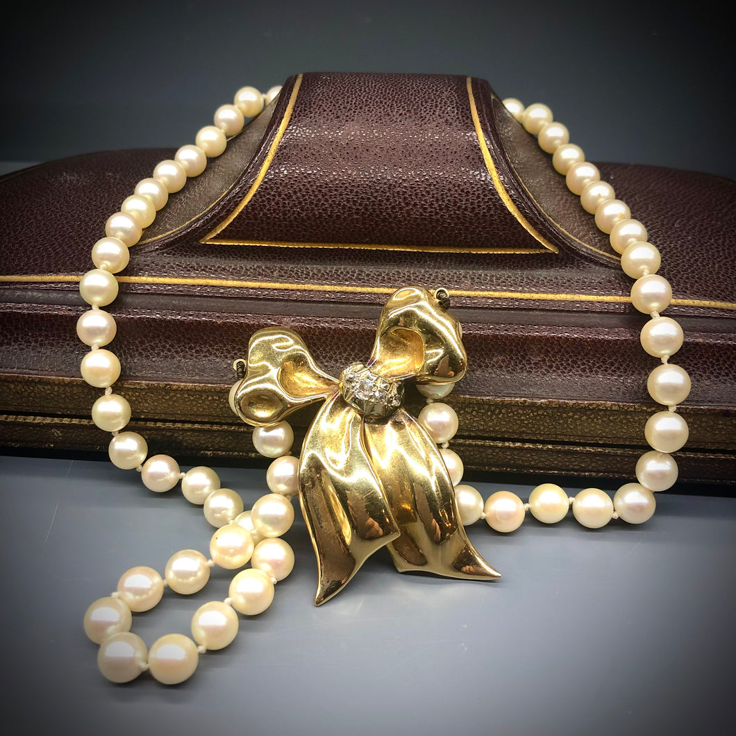 Collana di perle naturali coltivate con grande fiocco in oro
