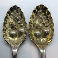 Carica l&#39;immagine nel visualizzatore di Gallery, Antica coppia di berry spoon sbalzata, cesellata e dorata
