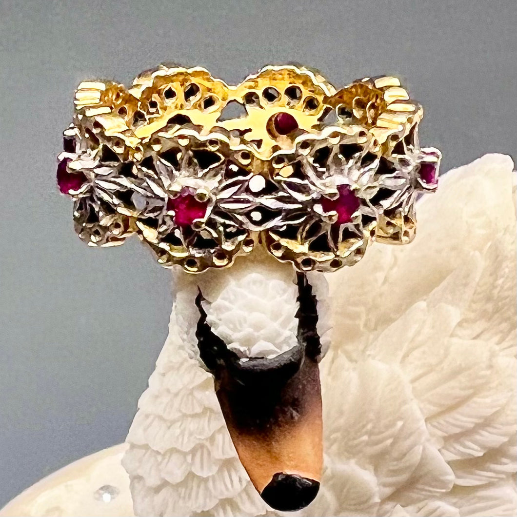 Anello vintage in oro a fascia traforata con rubini