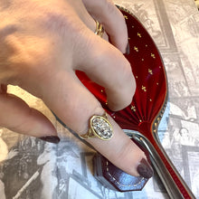 Carica l&#39;immagine nel visualizzatore di Gallery, Anello ovale con diamanti
