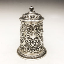 Carica l&#39;immagine nel visualizzatore di Gallery, Bellissimo tankard in argento sbalzato con manico muliebre in fusione. Germania fine ‘800
