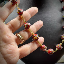 Carica l&#39;immagine nel visualizzatore di Gallery, Collana con antiche perle veneziane a lume fiorite
