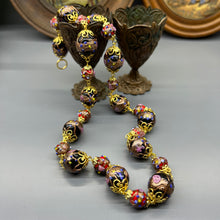 Carica l&#39;immagine nel visualizzatore di Gallery, Collana con antiche perle veneziane fiorite
