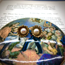 Carica l&#39;immagine nel visualizzatore di Gallery, Orecchini vintage a margherita in oro con perla
