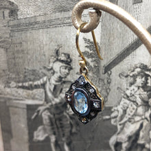 Carica l&#39;immagine nel visualizzatore di Gallery, Orecchini in oro e argento con topazi azzurri e diamanti
