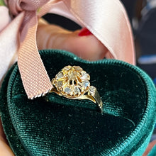 Carica l&#39;immagine nel visualizzatore di Gallery, Antico anello in oro giallo 18 carati e diamanti a rosette
