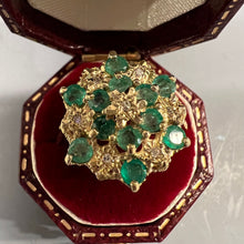 Carica l&#39;immagine nel visualizzatore di Gallery, Anello a fiore con smeraldi e diamanti
