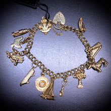 Carica l&#39;immagine nel visualizzatore di Gallery, Autentico vintage charms bracelet inglese in oro
