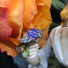 Carica l&#39;immagine nel visualizzatore di Gallery, Bellissimo anello vintage inglese in oro con opale naturale blu e tanzanite
