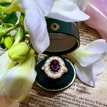 Carica l&#39;immagine nel visualizzatore di Gallery, Anello vintage a margherita con granato e perle
