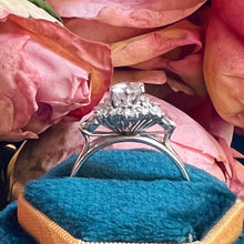 Carica l&#39;immagine nel visualizzatore di Gallery, Strabiliante anello anni ‘60 in oro bianco 18 carati e diamanti tot 1.20
