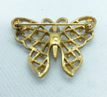 Carica l&#39;immagine nel visualizzatore di Gallery, Antica spilla Trifari a farfalla con smalti bianchi e dorature
