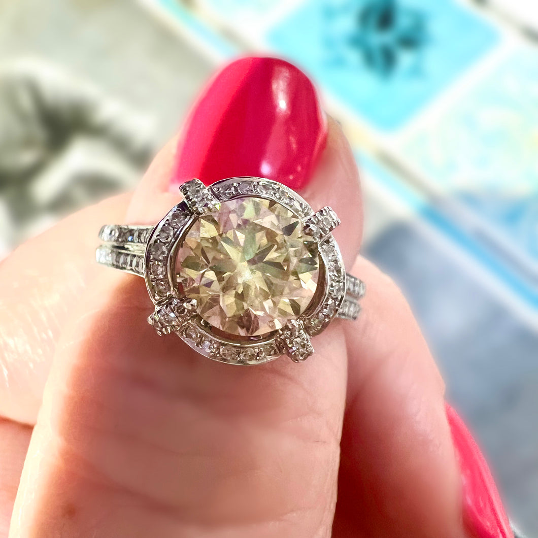 Anello in oro con diamante naturale fancy yellow da 1.46 carati e totale 1.80 certificato IGL