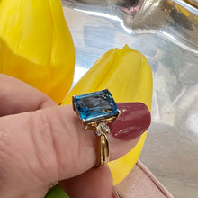 Carica l&#39;immagine nel visualizzatore di Gallery, Anello in oro giallo 9 carati con topazio blu e diamanti

