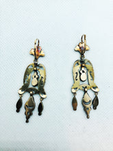 Carica l&#39;immagine nel visualizzatore di Gallery, Coppia di orecchini chandelier dei primi ‘900 in oro, argento e rosette di diamante. Italia  ‘700
