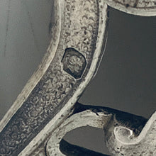 Carica l&#39;immagine nel visualizzatore di Gallery, Stupenda oliera a due boccette in cristallo blu e stand in argento 950/1000 realizzata in fusione cesellata. Firmata De Marc-August Lebrun, Parigi 1819-1838.
