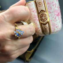 Carica l&#39;immagine nel visualizzatore di Gallery, Affascinante anello inglese vintage in oro 9 ct con petali di opale e brillanti
