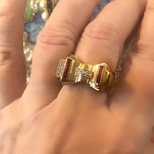 Carica l&#39;immagine nel visualizzatore di Gallery, Anello a ponte Art Decò con diamanti e rubini
