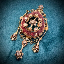 Carica l&#39;immagine nel visualizzatore di Gallery, Pendente (spilla) antico in oro e rosette di diamanti
