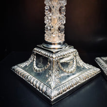 Carica l&#39;immagine nel visualizzatore di Gallery, Particolare coppia di candelieri antichi in stile neoclassico con fusto in cristallo
