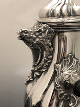 Carica l&#39;immagine nel visualizzatore di Gallery, Caffettiera in argento con versatoio a testa di rapace e manico a bacchetto in ebano tornito. Milano 1890-1900
