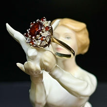 Carica l&#39;immagine nel visualizzatore di Gallery, Anello vintage in oro con granati rosso vivo e brillanti
