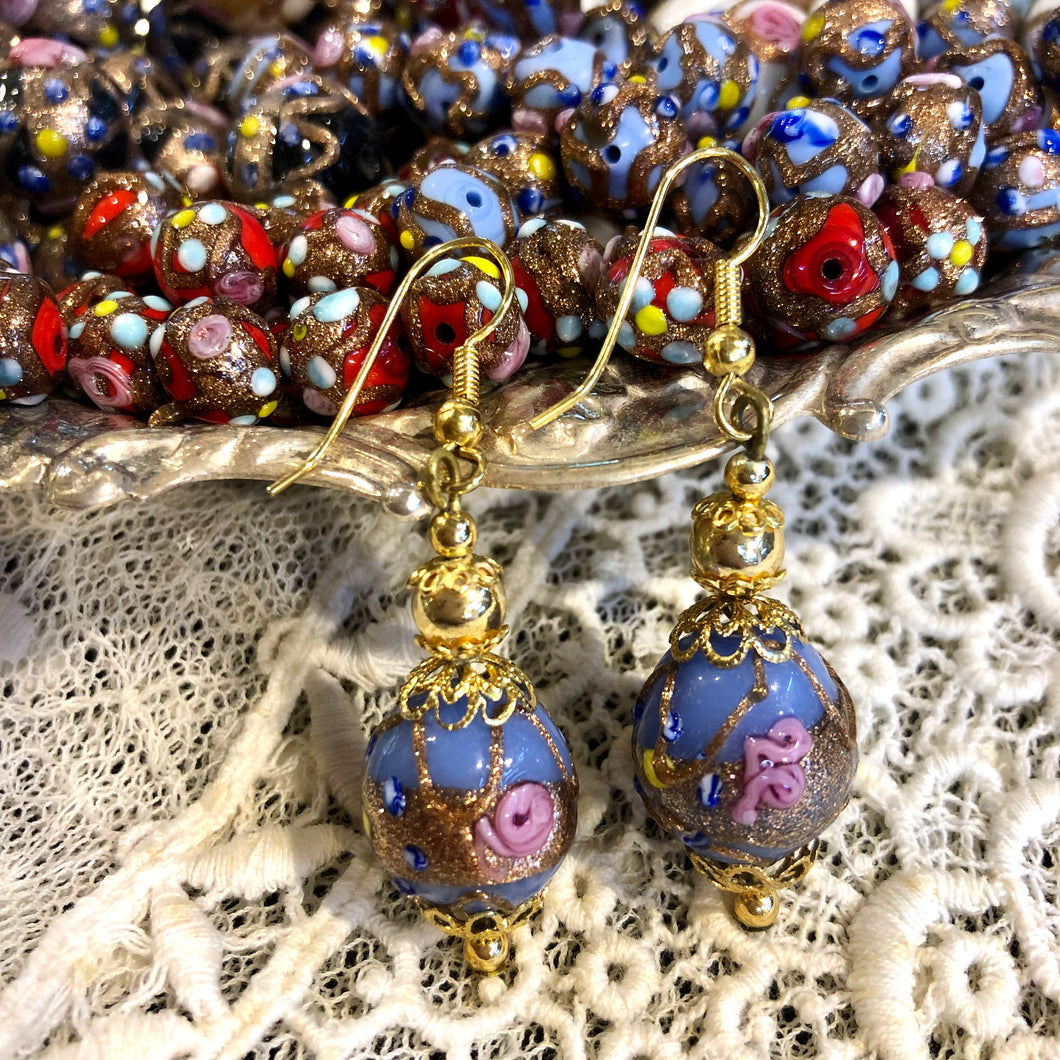 Orecchini con vecchie perle veneziane a lume color lavanda decorate con i tradizionali motivi in vetro e avventurina
