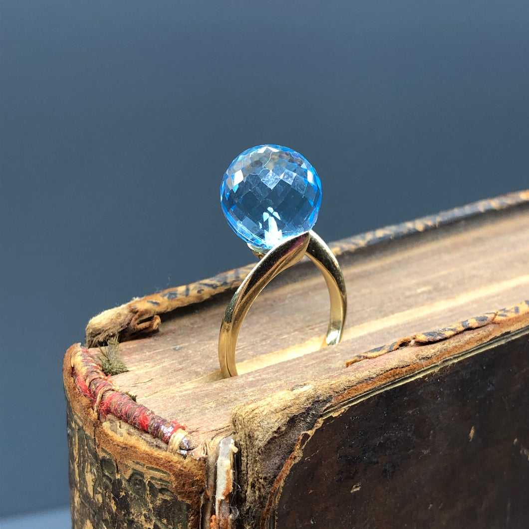 Incantevole anello russo  con sfera di topazio blu taglio a scacchiera