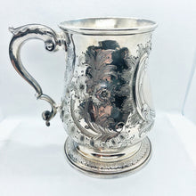 Carica l&#39;immagine nel visualizzatore di Gallery, Boccale inglese antico in argento sbalzato con manico a doppio ricciolo. John Swift Londra 1761
