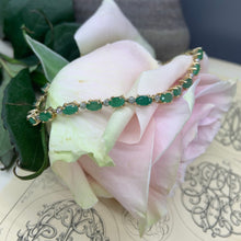 Carica l&#39;immagine nel visualizzatore di Gallery, Braccialetto vintage inglese in oro 9 carati, smeraldi e diamanti
