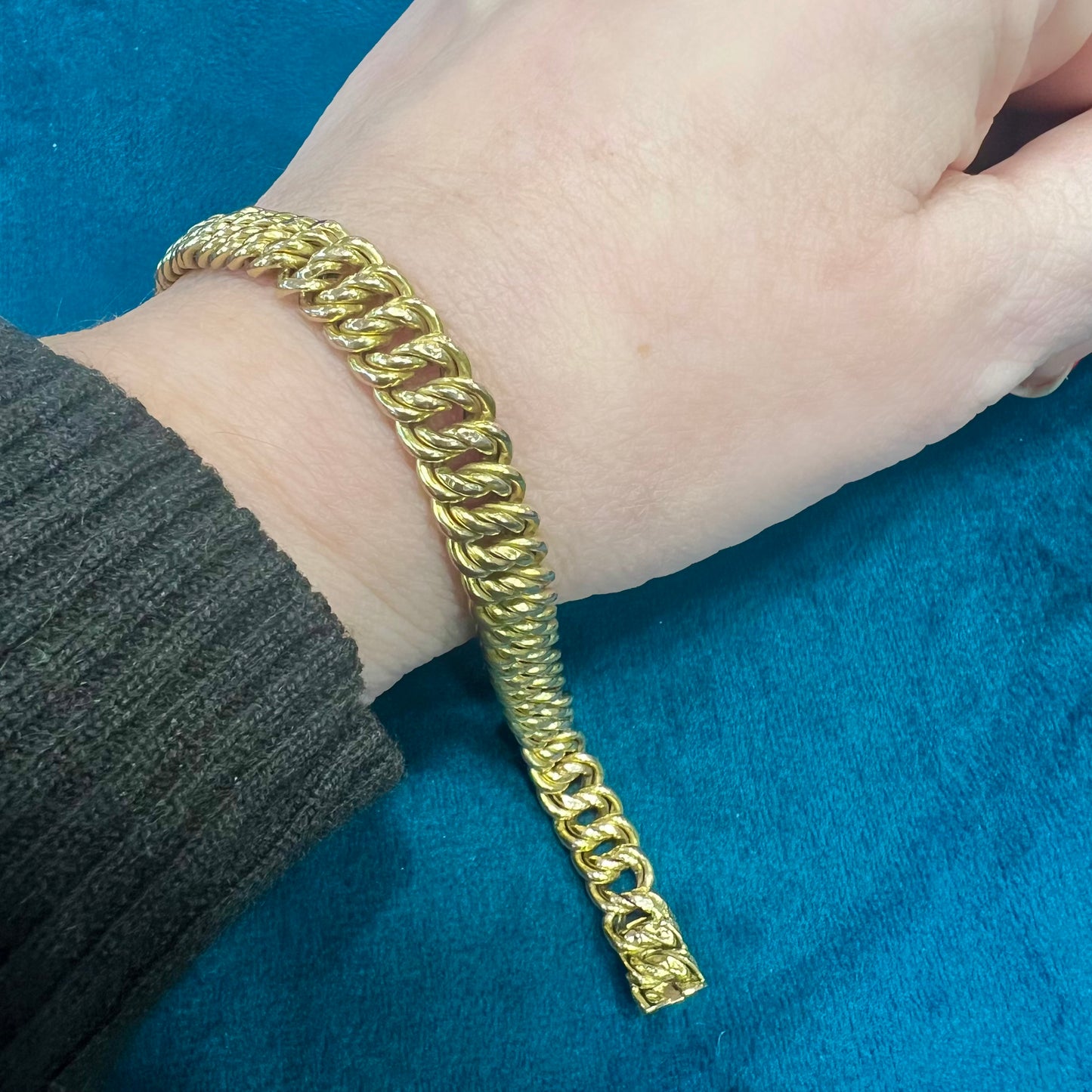 Bracciale in oro 14 carati con particolare maglia morbida a doppia maglia