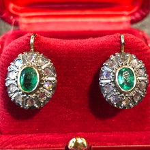 Carica l&#39;immagine nel visualizzatore di Gallery, Coppia di orecchini a margherita con smeraldi e rosette di diamanti
