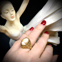 Carica l&#39;immagine nel visualizzatore di Gallery, Particolare anello vintage in oro con cammeo
