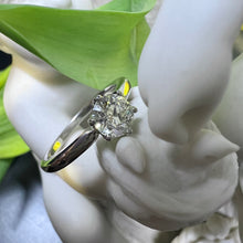 Carica l&#39;immagine nel visualizzatore di Gallery, Anello solitario vintage in oro bianco 18 carati con diamante taglio brillante da 0.80 carati
