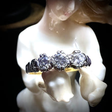 Carica l&#39;immagine nel visualizzatore di Gallery, Anello con tre diamanti, trilogy in oro giallo 18 carati
