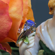 Carica l&#39;immagine nel visualizzatore di Gallery, Bellissimo anello vintage inglese in oro con opale naturale blu e tanzanite
