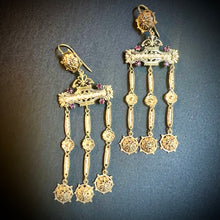 Carica l&#39;immagine nel visualizzatore di Gallery, Spettacolari orecchini pendenti in oro, perle e rubini
