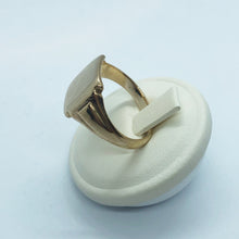 Carica l&#39;immagine nel visualizzatore di Gallery, Anello vintage inglese da uomo in oro con frontale quadrato
