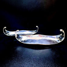 Carica l&#39;immagine nel visualizzatore di Gallery, Rara coppia dì vassoi per spegni candela “snuffer tray” Londra 1788 Robert Hennel

