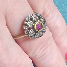 Carica l&#39;immagine nel visualizzatore di Gallery, Anello in oro 18 carati con rubino e diamanti
