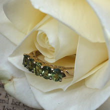 Carica l&#39;immagine nel visualizzatore di Gallery, Elegante riviere vintage in oro giallo con zaffiri verdi
