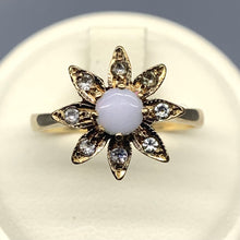 Carica l&#39;immagine nel visualizzatore di Gallery, Anello vintage a margherita con opale centrale
