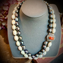 Carica l&#39;immagine nel visualizzatore di Gallery, Collana vintage con un filo di perle scaramazze nere e uno bianco. Chiusura in oro, corallo e rosette di diamanti
